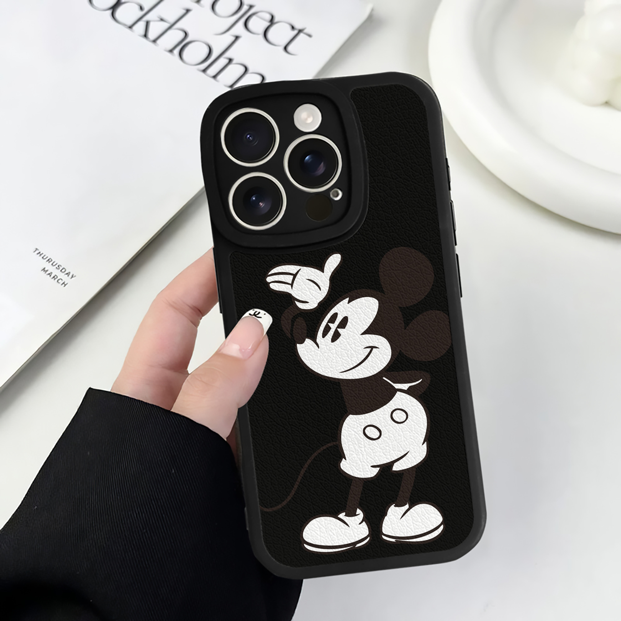 （画像用） ミッキーマウス Mickey Mouse 【iPhone 16シリーズ対応】シリコンスマホケース（レザー調） 材質：シリコン